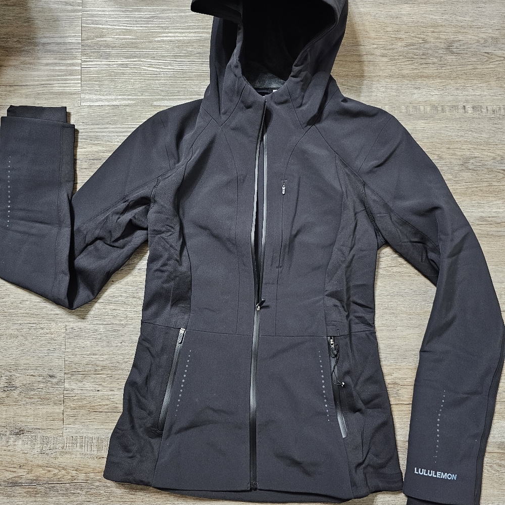 Lululemon Black Cross Chill Jacket Repel  shell Size 6